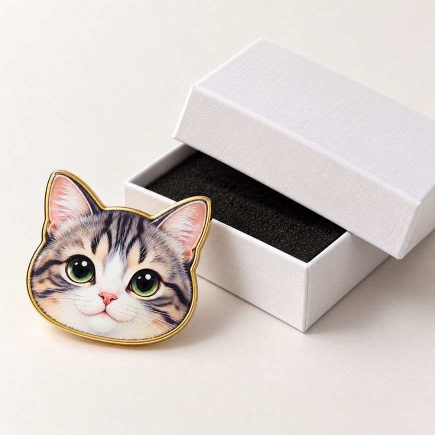 Custom UV printed cat metal lapel pin beside a white gift box, perfect for wholesale retail packaging solutions.